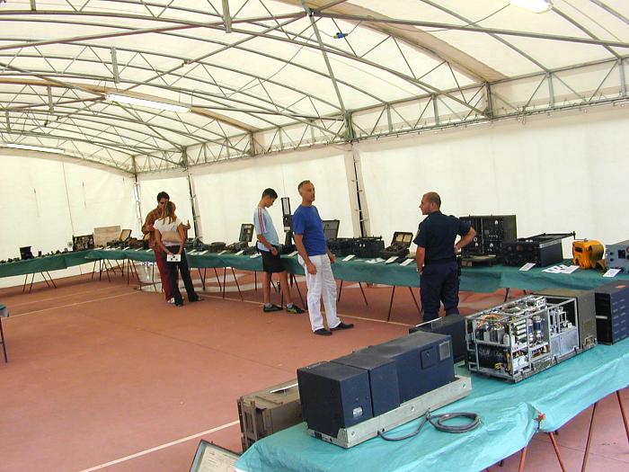 Costamezzana 2005 - ( Comune di Noceto - Parma ) - Mostra di radio militari, spionaggio, mezzi militari, tasti e apparecchiature telegrafiche